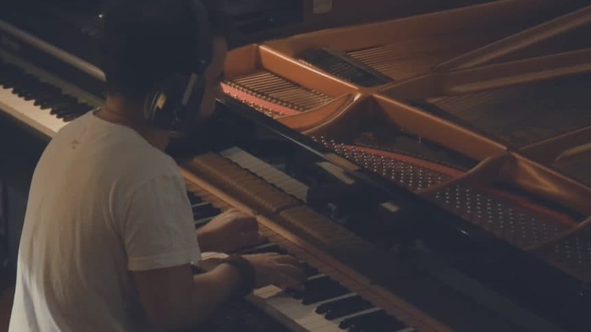 Marcelo Galter at the piano, a still from the Bacia do Cobre documentary