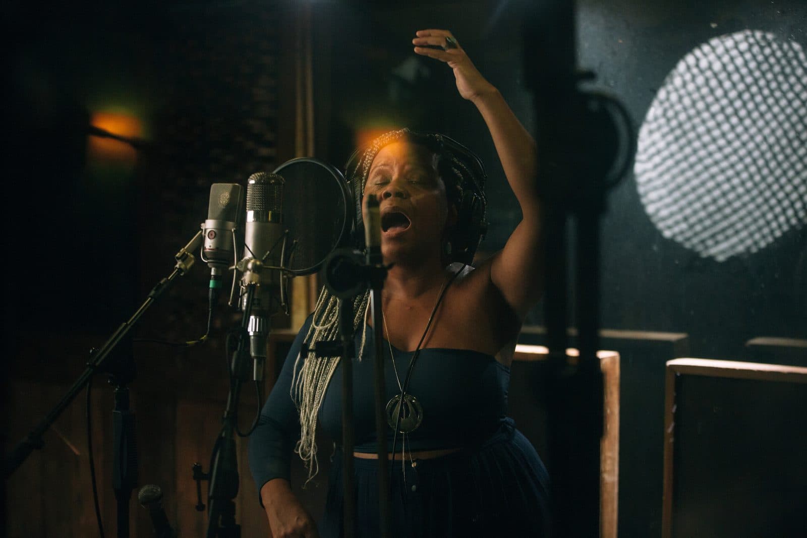 Ilessi singing in the studio